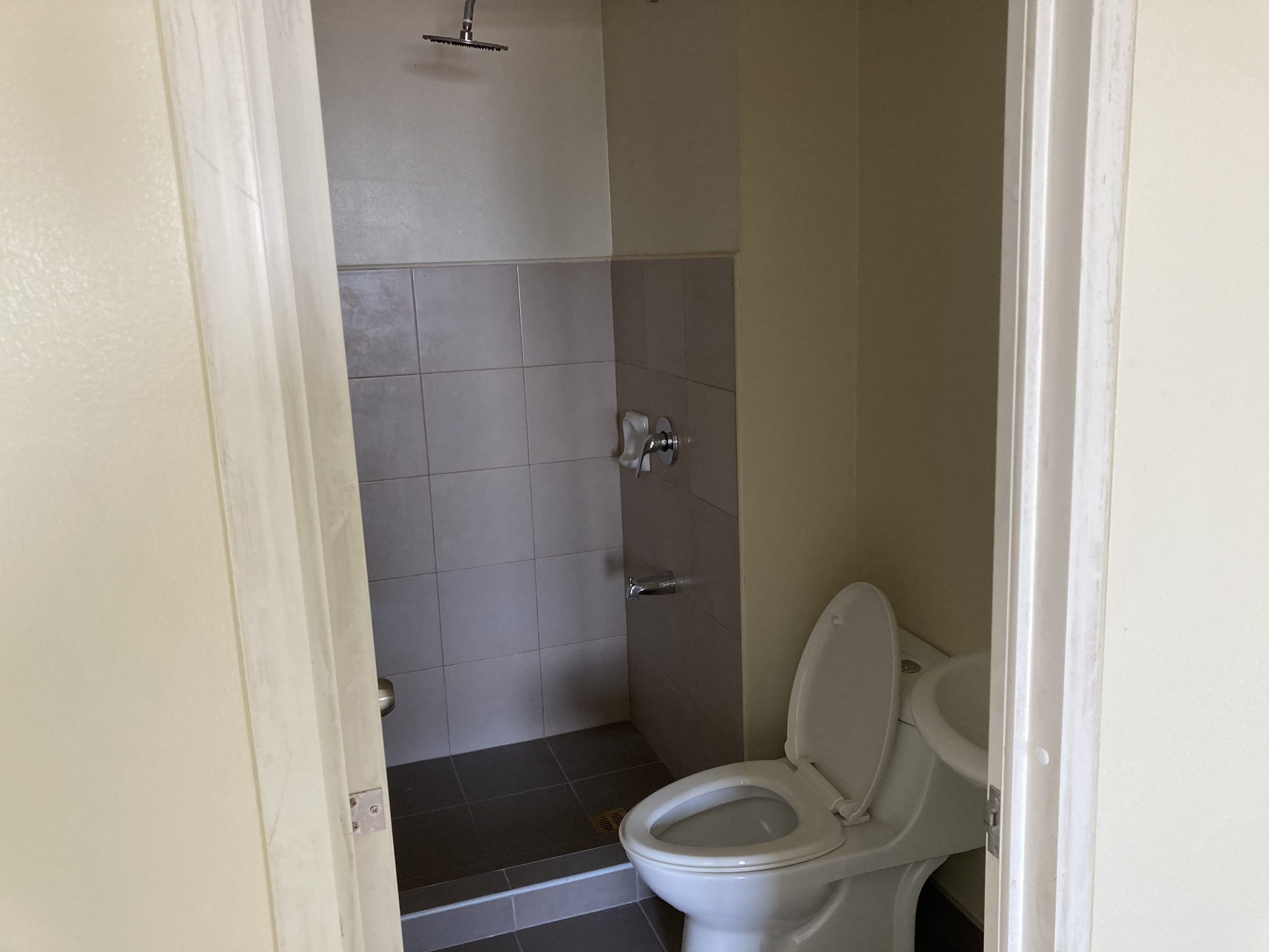 フィリピン不動産　Vita T3 3320　メインベッドルームBathroom1